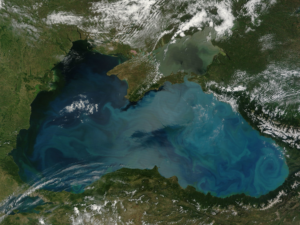 Парусная яхта у побережья Чёрного моря
