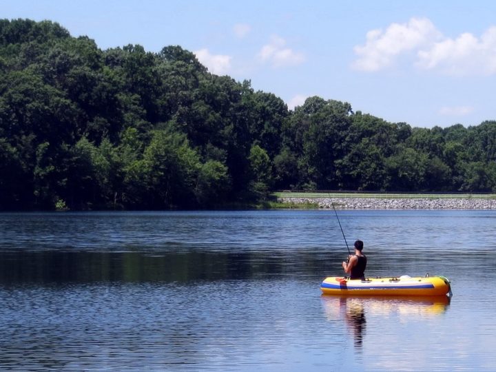 Лодка ПВХ под мотор 9.9: какую выбрать для рыбалки и прогулок