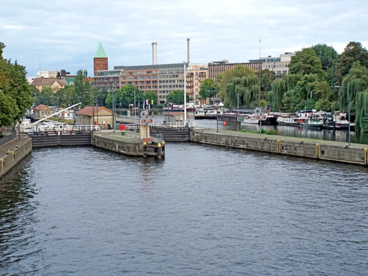 Как пройти шлюз на моторной лодке: порядок, связь и безопасность