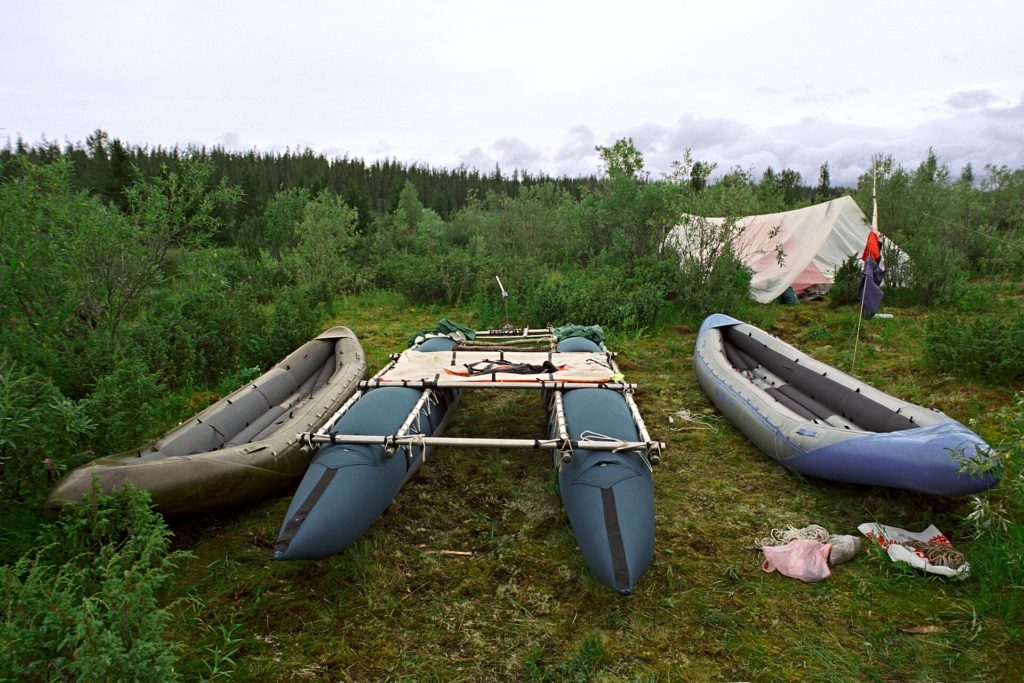 Лодка у северного морского побережья