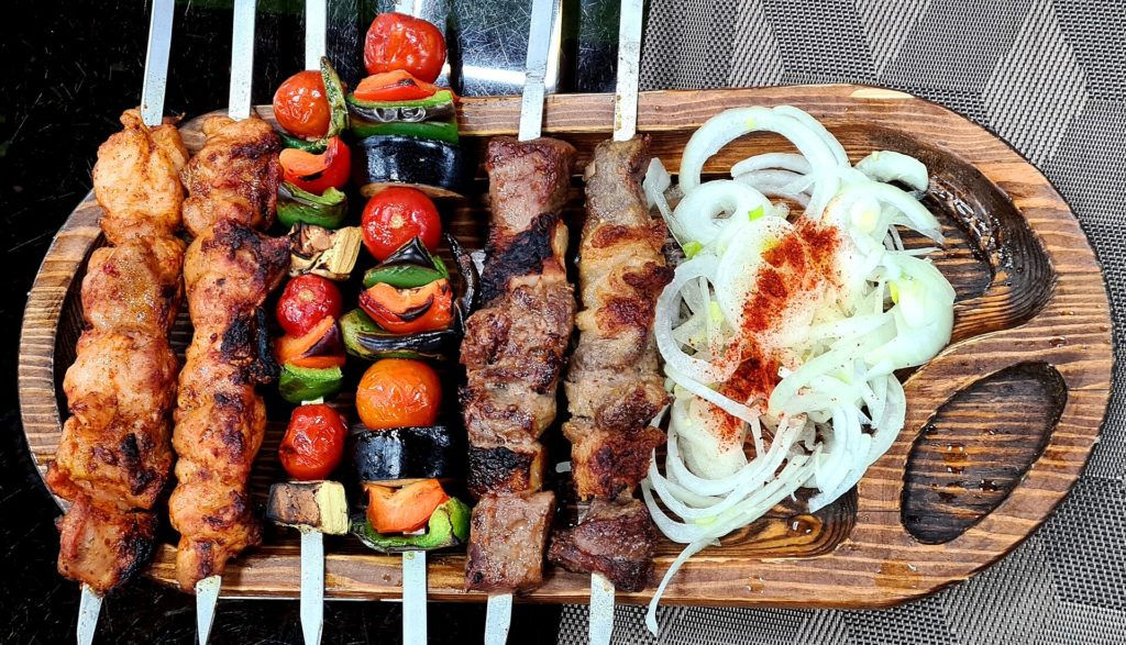 Шашлык со свежими овощами и лавашом