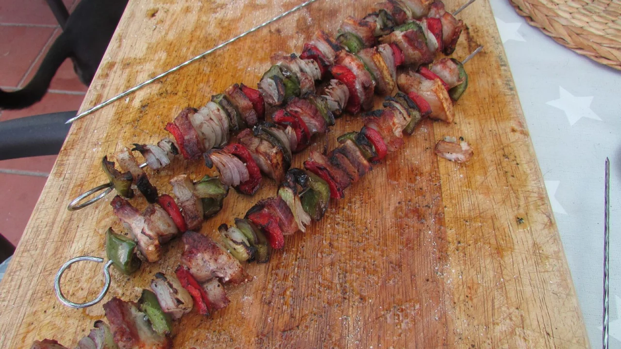 Шашлык из свинины: маринад и жарка на берегу
