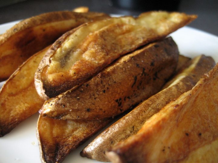 Запечённый картофель в казане на костре с чесноком и травами