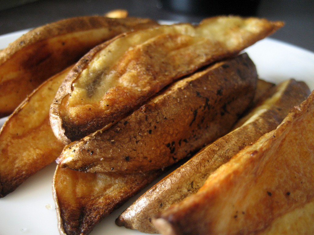Запечённый картофель в казане на костре с чесноком и травами